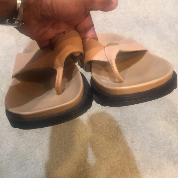 Covington Tan Leather Upper Thong Sandals with 2 inch heel w/Footbed-Size 10M - Picture 6 of 7